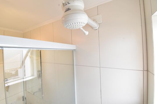 Banheiro de kitnet/studio para alugar com 1 quarto, 38m² em Centro, Curitiba
