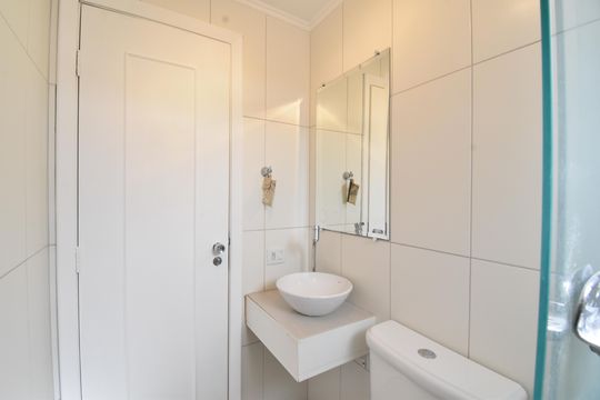 Banheiro de kitnet/studio para alugar com 1 quarto, 38m² em Centro, Curitiba