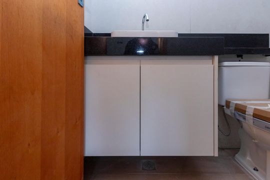 Banheiro de kitnet/studio para alugar com 1 quarto, 24m² em Santo Amaro, São Paulo