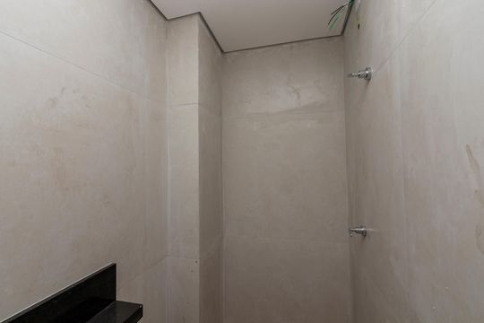 Banheiro de kitnet/studio para alugar com 1 quarto, 24m² em Santo Amaro, São Paulo