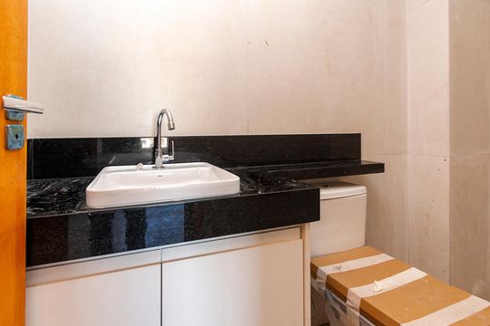 Banheiro de kitnet/studio para alugar com 1 quarto, 24m² em Santo Amaro, São Paulo