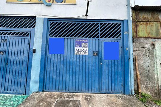 Placa grande instalada na fachada do imóvel de casa para alugar com 1 quarto, 40m² em Jardim Normandia, Guarulhos