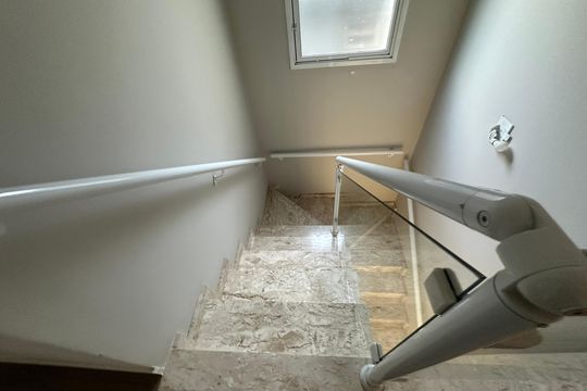 Escada de casa para alugar com 4 quartos, 150m² em Jardim Maria Helena, Barueri