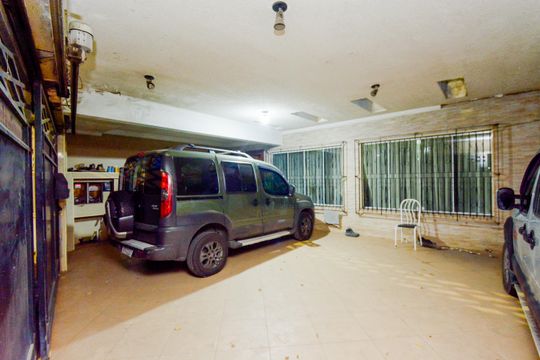 Garagem de casa à venda com 5 quartos, 500m² em Jardim Arapongas, Guarulhos