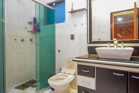 Banheiro da Suíte  de casa à venda com 5 quartos, 500m² em Jardim Arapongas, Guarulhos