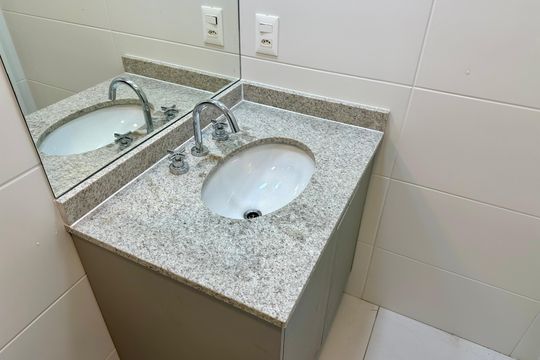 Banheiro 1 de apartamento para alugar com 1 quarto, 49m² em Jardim das Acacias, São Paulo