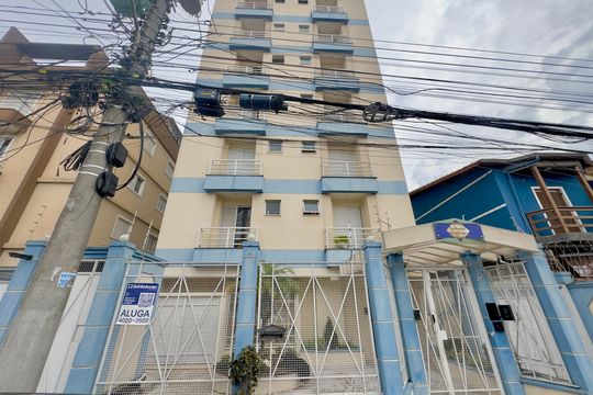 Placa instalada na fachada do imóvel  de apartamento para alugar com 2 quartos, 52m² em Jardim Santa Mena, Guarulhos