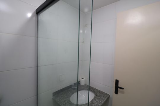 Banheiro de casa para alugar com 2 quartos, 53m² em Vila Bela, São Paulo