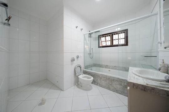 Suíte de casa para alugar com 4 quartos, 300m² em Jardim Triana, São Paulo
