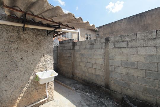 Quintal de casa para alugar com 2 quartos, 46m² em Jardim dos Comerciários, Belo Horizonte