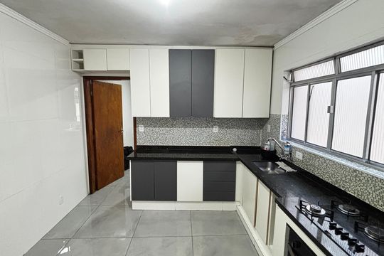 Cozinha de casa para alugar com 2 quartos, 90m² em Jardim Santo André, Santo André