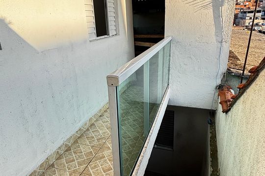 Corredor - Escada de casa para alugar com 1 quarto, 70m² em Jardim Santo André, Santo André