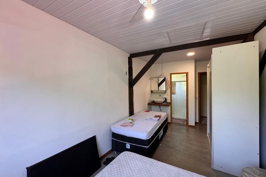 Suíte de casa de condomínio à venda com 4 quartos, 490m² em Vargem Grande, Rio de Janeiro