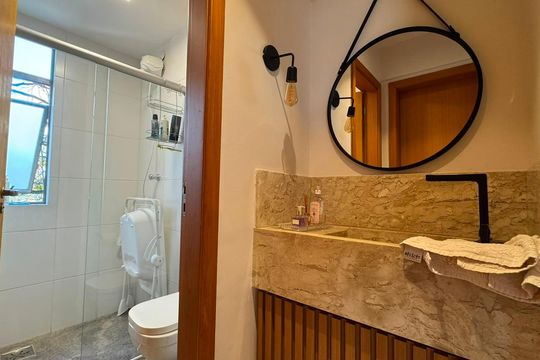 Banheiro social de apartamento à venda com 2 quartos, 74m² em Carmo, Belo Horizonte