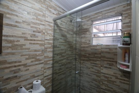 Banheiro  de apartamento à venda com 2 quartos, 40m² em Estância Velha, Canoas