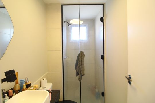 Banheiro de apartamento para alugar com 2 quartos, 45m² em Jacarepaguá, Rio de Janeiro