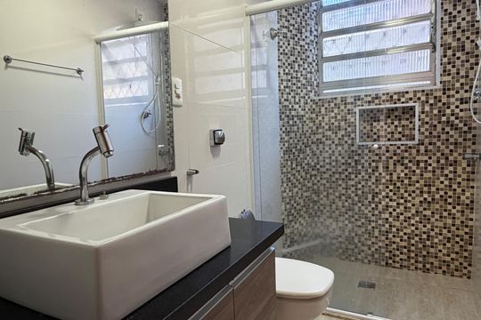 Banheiro de apartamento para alugar com 2 quartos, 85m² em Encruzilhada, Santos