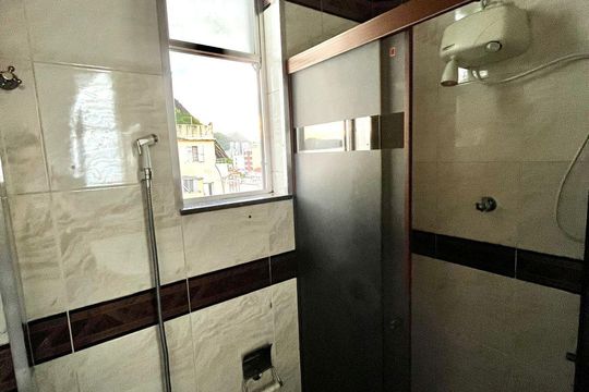 Banheiro de apartamento à venda com 1 quarto, 42m² em Urca, Rio de Janeiro
