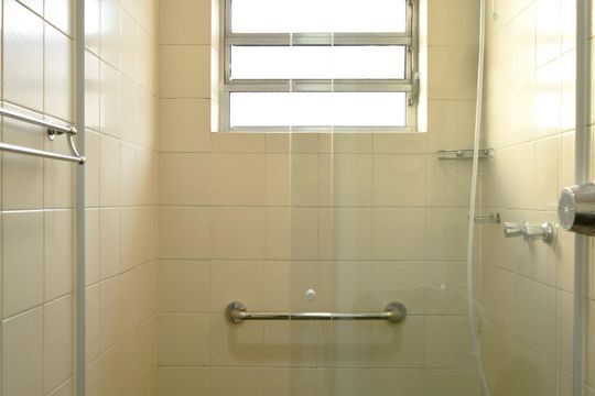 Banheiro de kitnet/studio para alugar com 1 quarto, 39m² em Pinheiros, São Paulo