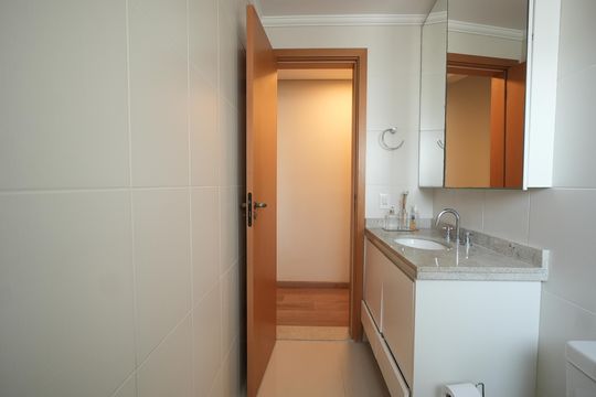 Banheiro da Suíte 1 de apartamento à venda com 3 quartos, 127m² em Vila Scarpelli, Santo André