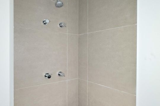 Banheiro de kitnet/studio para alugar com 1 quarto, 24m² em Jardim das Acacias, São Paulo