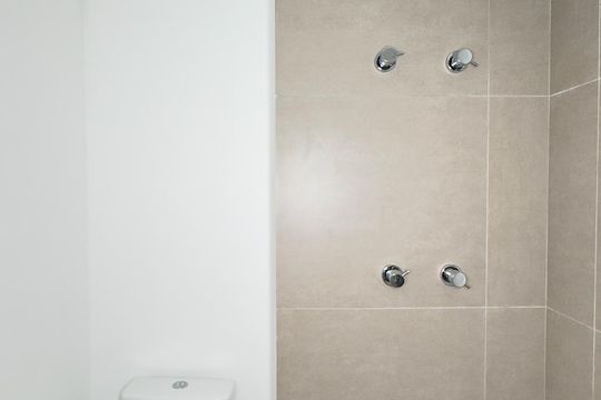 Banheiro de kitnet/studio para alugar com 1 quarto, 24m² em Jardim das Acacias, São Paulo