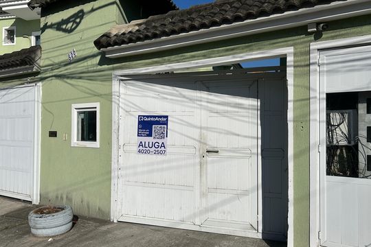 Fachada + placa de casa para alugar com 3 quartos, 120m² em Osvaldo Cruz, Rio de Janeiro