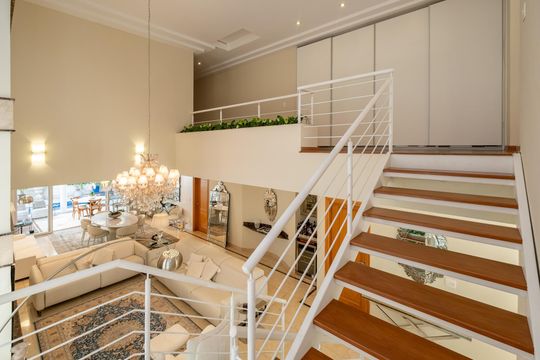 Escada de casa à venda com 5 quartos, 390m² em Residencial Tres (Alphaville), Santana de Parnaíba