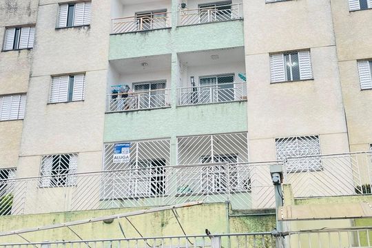 Fachada com Placa instalada de apartamento para alugar com 2 quartos, 43m² em Chácaras Caxingui, Embu das Artes