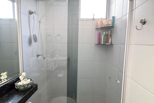 Banheiro de apartamento à venda com 2 quartos, 54m² em Vila Magnesita, Belo Horizonte