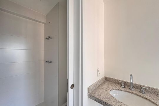 Banheiro de kitnet/studio à venda com 1 quarto, 18m² em Indianópolis, São Paulo