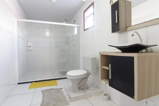 Banheiro de casa para alugar com 1 quarto, 55m² em Caminho de Búzios, Cabo Frio