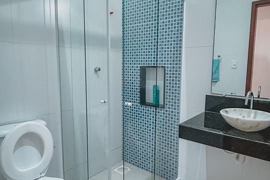 Banheiro social de casa de condomínio para alugar com 2 quartos, 67m² em Unamar, Cabo Frio