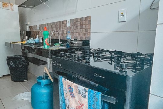 Cozinha de casa de condomínio para alugar com 2 quartos, 67m² em Unamar, Cabo Frio