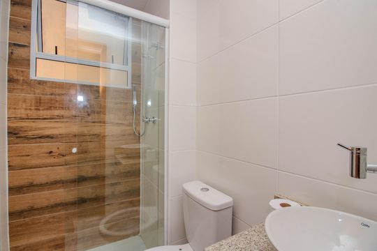 Banheiro de apartamento para alugar com 2 quartos, 44m² em Jardim Itu, Porto Alegre