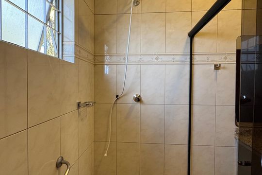 Banheiro  de casa para alugar com 4 quartos, 120m² em Colônia Agrícola Arniqueira, Brasília