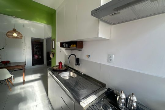 Cozinha de apartamento para alugar com 1 quarto, 49m² em Itararé, São Vicente