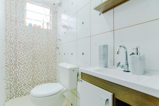 Banheiro  de apartamento à venda com 2 quartos, 50m² em Taboão, Guarulhos