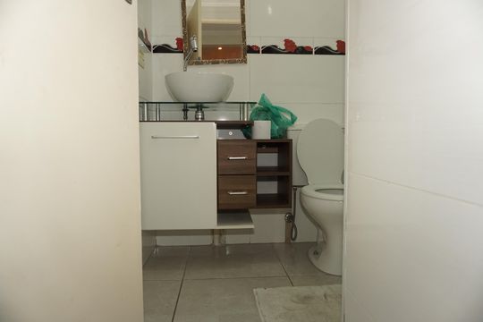 Banheiro de apartamento para alugar com 2 quartos, 52m² em Jardim Guaruja, Embu das Artes