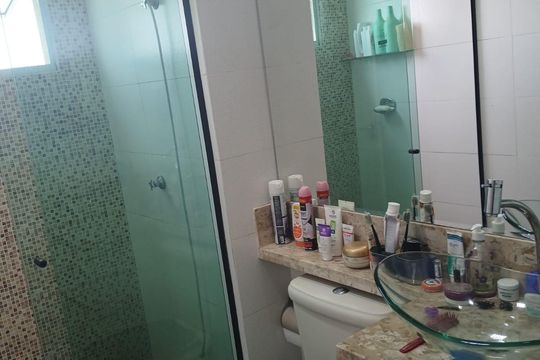 Banheiro de apartamento à venda com 2 quartos, 57m² em Vila Nogueira, Diadema