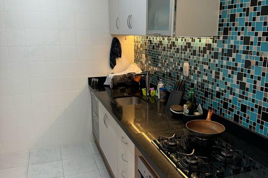 Banheiro de apartamento à venda com 1 quarto, 55m² em Cambuí, Campinas