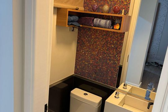 Banheiro de apartamento à venda com 1 quarto, 55m² em Cambuí, Campinas