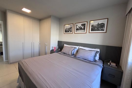 Quarto 1 de apartamento à venda com 4 quartos, 195m² em Barra da Tijuca, Rio de Janeiro