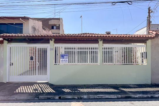 Fachada + plaquinha de casa à venda com 2 quartos, 200m² em Rudge Ramos, São Bernardo do Campo