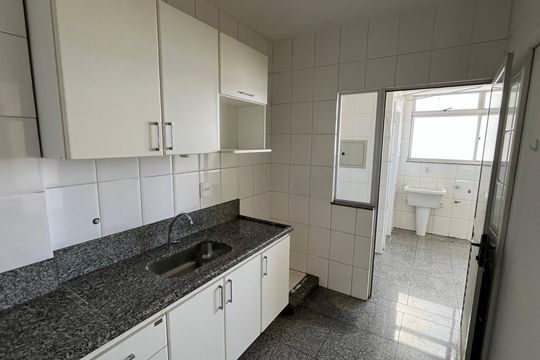 Cozinha de apartamento para alugar com 1 quarto, 90m² em Grajaú, Belo Horizonte