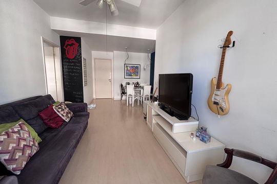 Sala de apartamento à venda com 2 quartos, 65m² em Barra da Tijuca, Rio de Janeiro