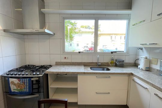 Cozinha de casa de condomínio à venda com 2 quartos, 107m² em Umuarama, São Paulo