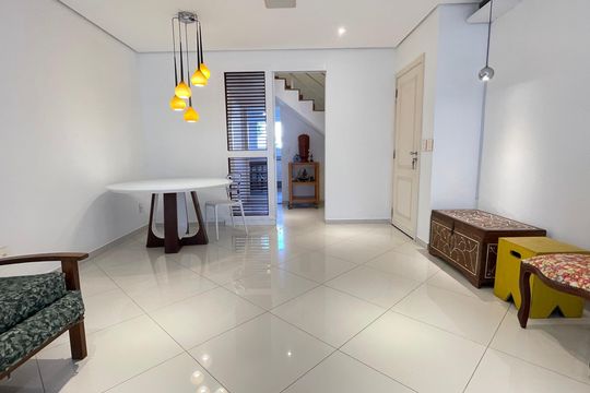 Sala de casa de condomínio à venda com 2 quartos, 107m² em Umuarama, São Paulo