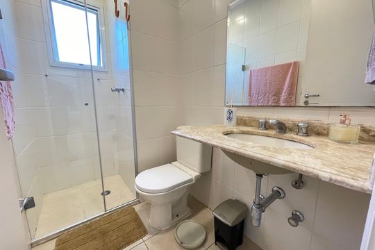 Banheiro 2 de casa de condomínio à venda com 2 quartos, 107m² em Umuarama, São Paulo