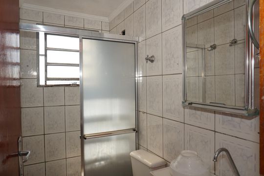 Banheiro de apartamento para alugar com 2 quartos, 48m² em Jardim Macedonia, Embu das Artes